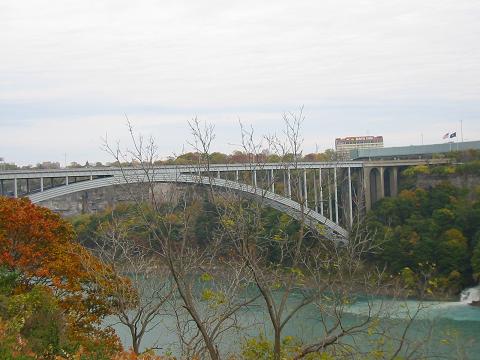 Bridge joining the US and Canada over the Niagara